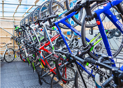 屋内ガレージで自転車を保管